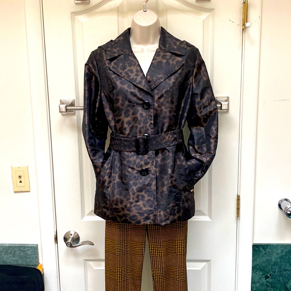 Ellen Tracy Light weight rain 🌧️ trench coat 🧥 with detachable hood and belt